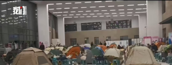 证星策略 人山人海，这地突迎结婚领证潮！大量新人通宵排队，大厅里全是帐篷，有人前一天中午就来了